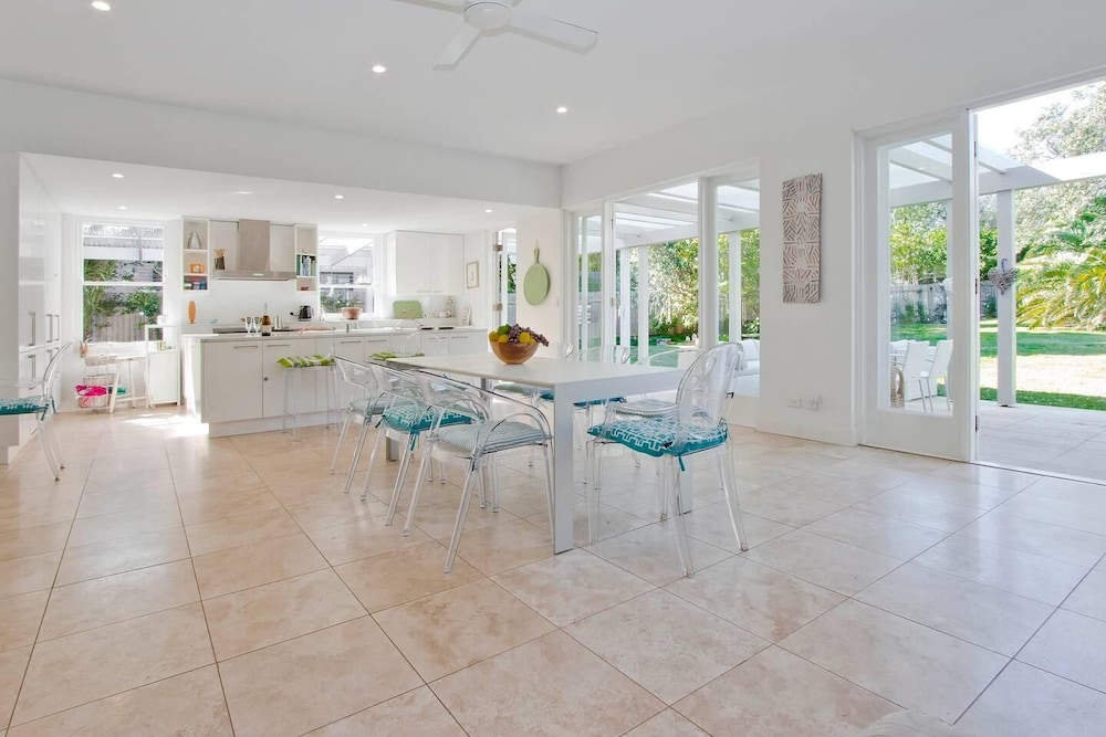 Sunny Spectacular Vaucluse Home!