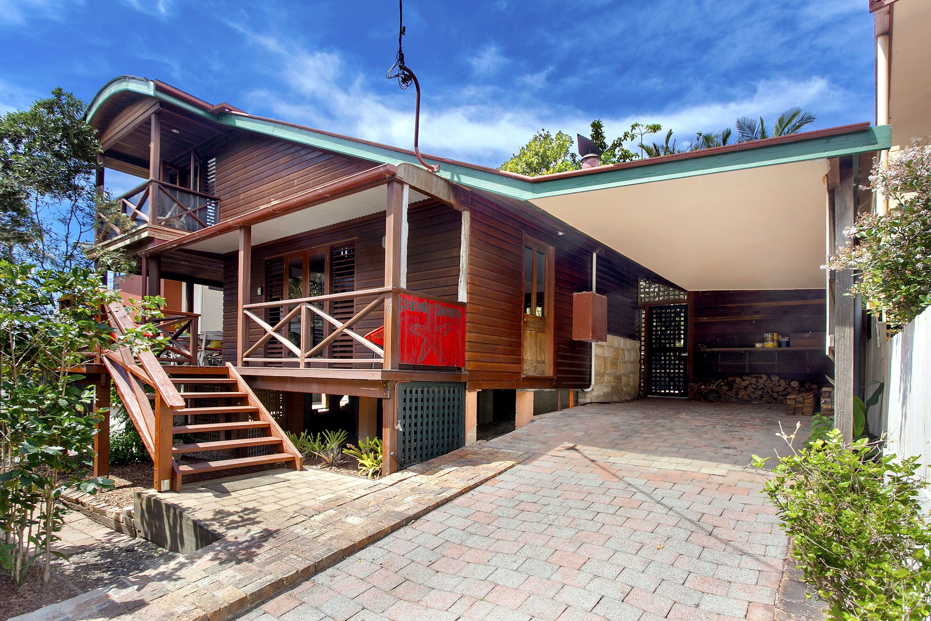 Elegantly-crafted, Beachside Lodge in Valla Beach! Off-peak specials!