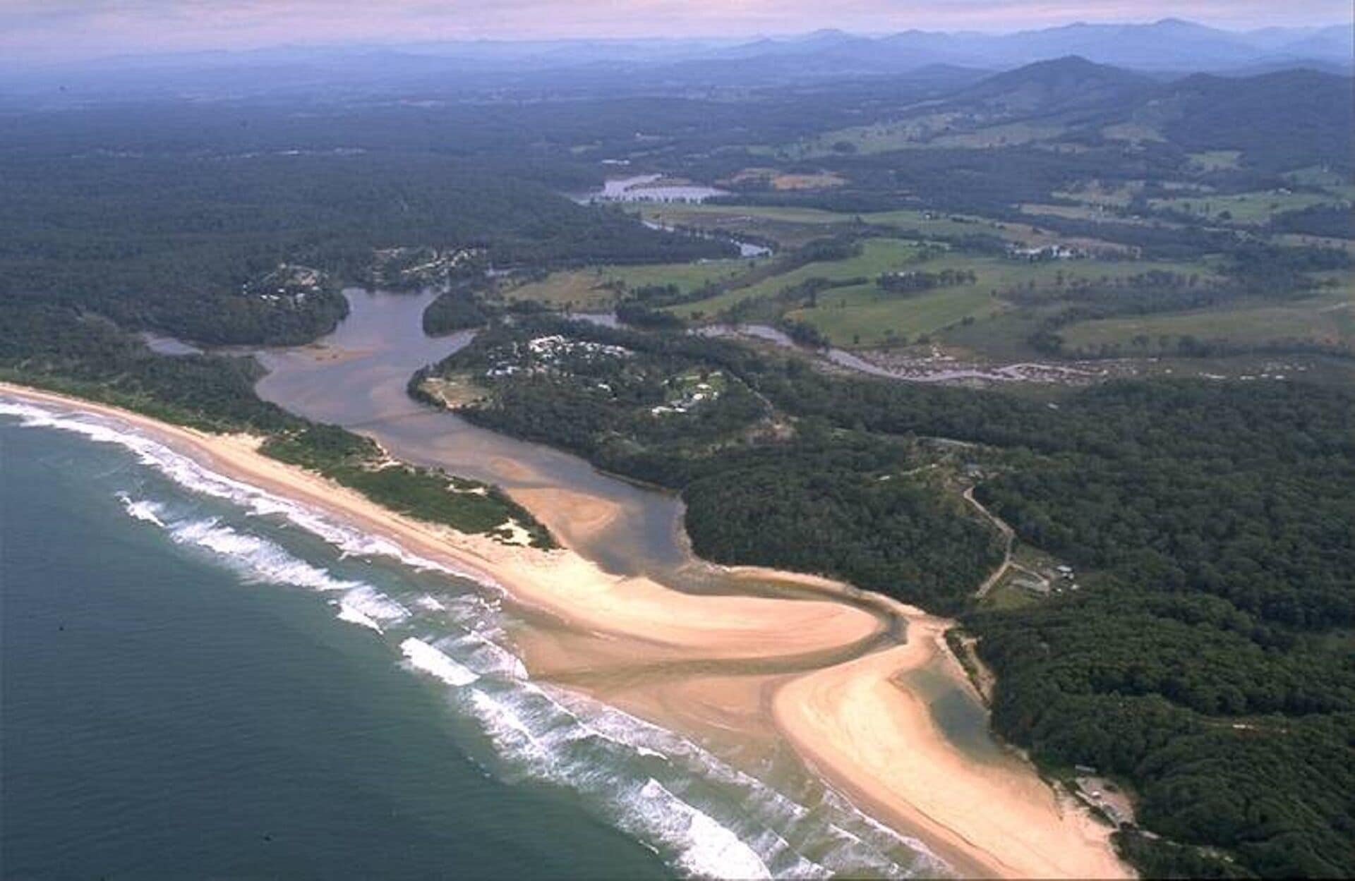 Elegantly-crafted, Beachside Lodge in Valla Beach! Off-peak specials!