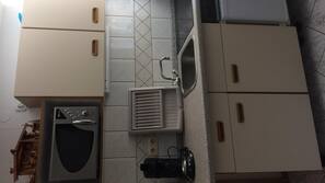 Kühlschrank, Mikrowelle, Herd, Wasserkocher mit Kaffee-/Teezubehör