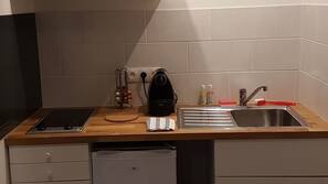 Réfrigérateur, micro-ondes, fourneau de cuisine, cafetière/bouilloire