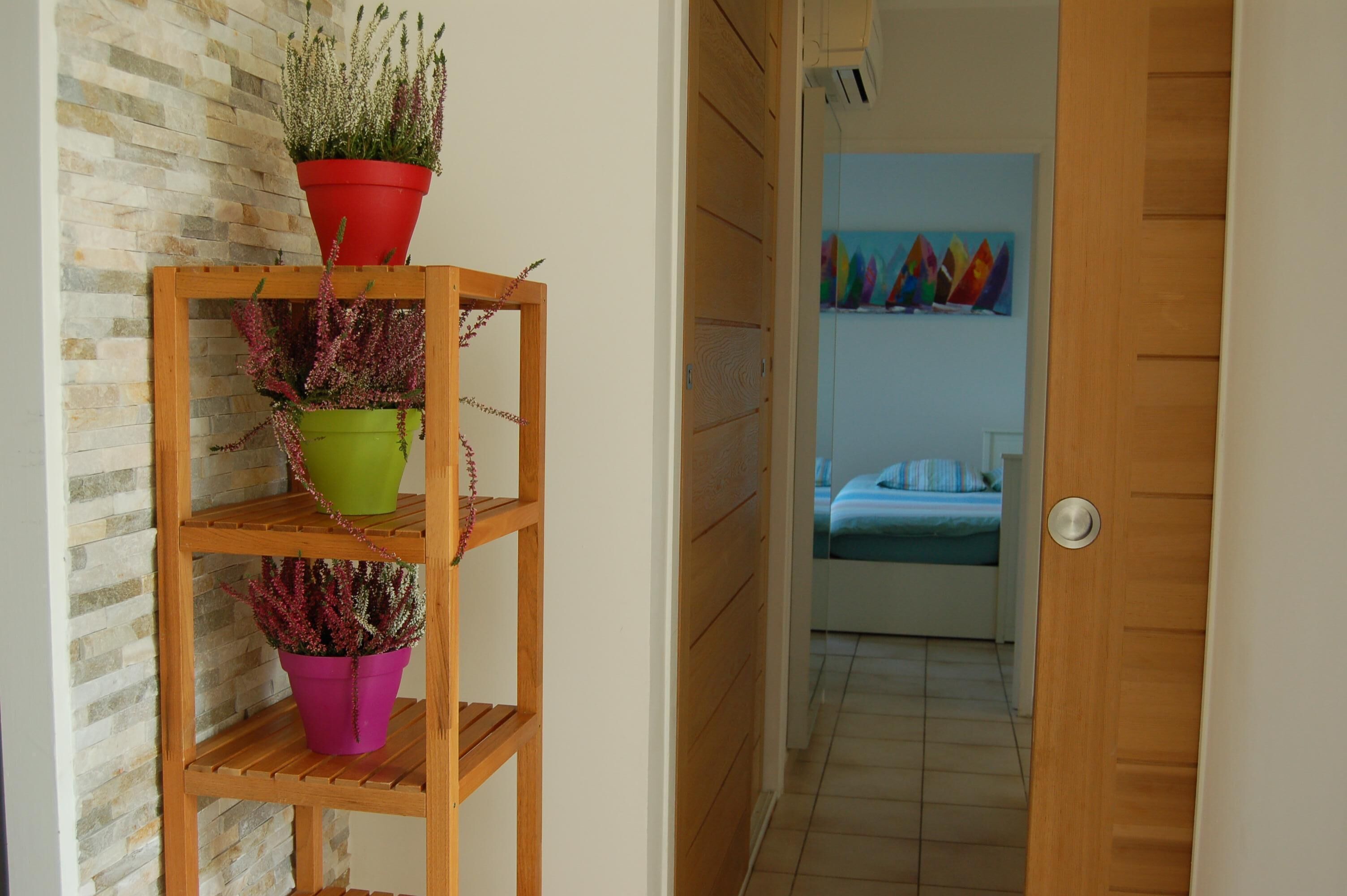 House With Calm and Bright Garden, Exit Motorway Airport Nîmes Garons in Garons, France