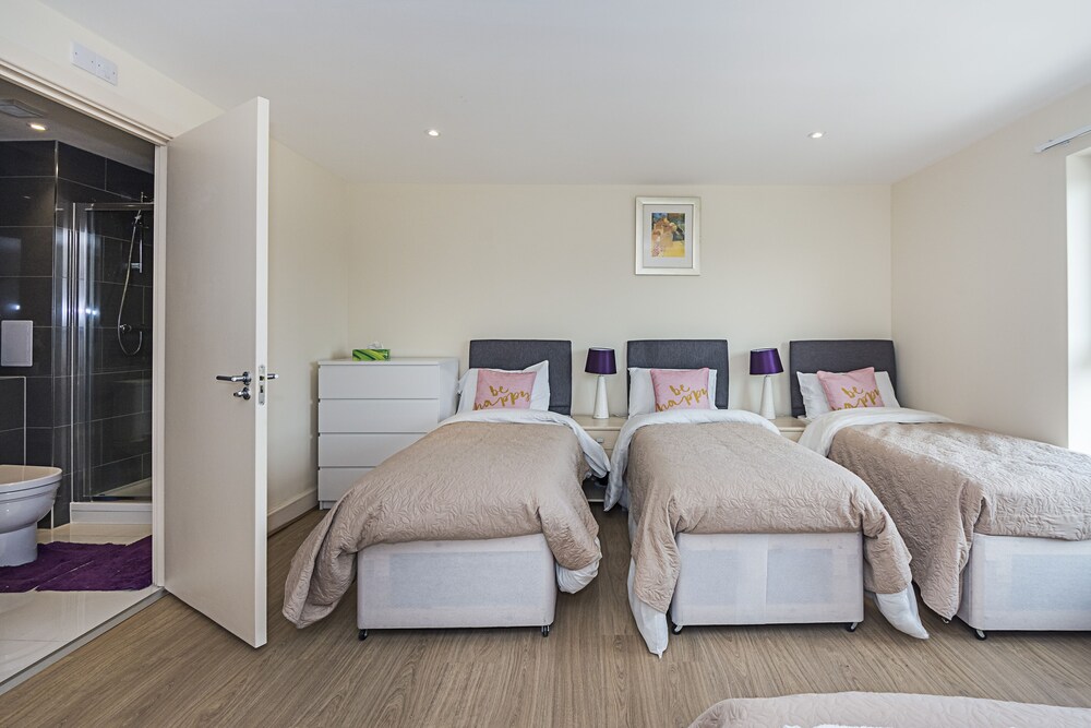 FABULOUS AND SPACIOUS APARTMENT FOR THE LARGER GROUPS OVER LOOKING THE