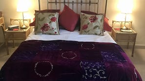 2 bedrooms, iron/ironing board, Internet, linens