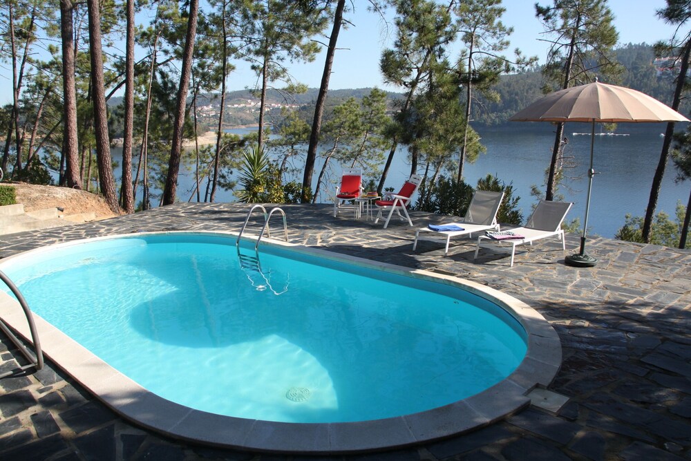 Casa Dos Vidros - Lakefront Charmer Villa - Serra e Junceira | FeWo-direkt