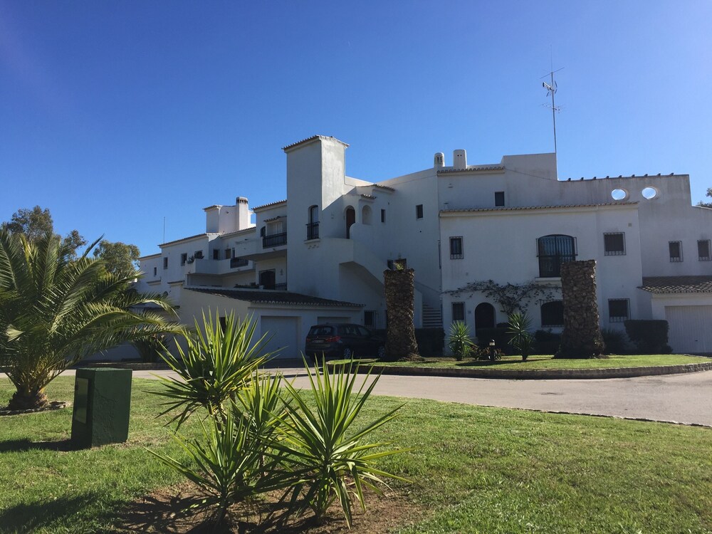 Fantastic Family Apartment W/big Private Terrace, Fast Wifi, AC. 5 Mins to Beach in Portimão, Portugal