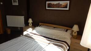 5 chambres, fer et planche à repasser, draps fournis