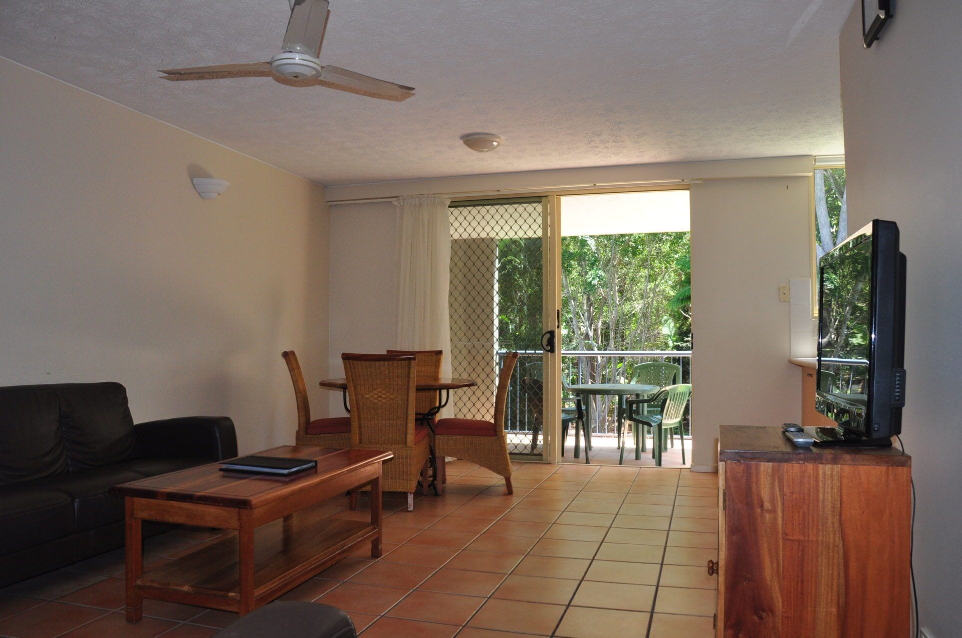 32/15 Rainbow Shores - Unit Overlooking Bushland With Shared Swimming Pool, spa and Tennis Court