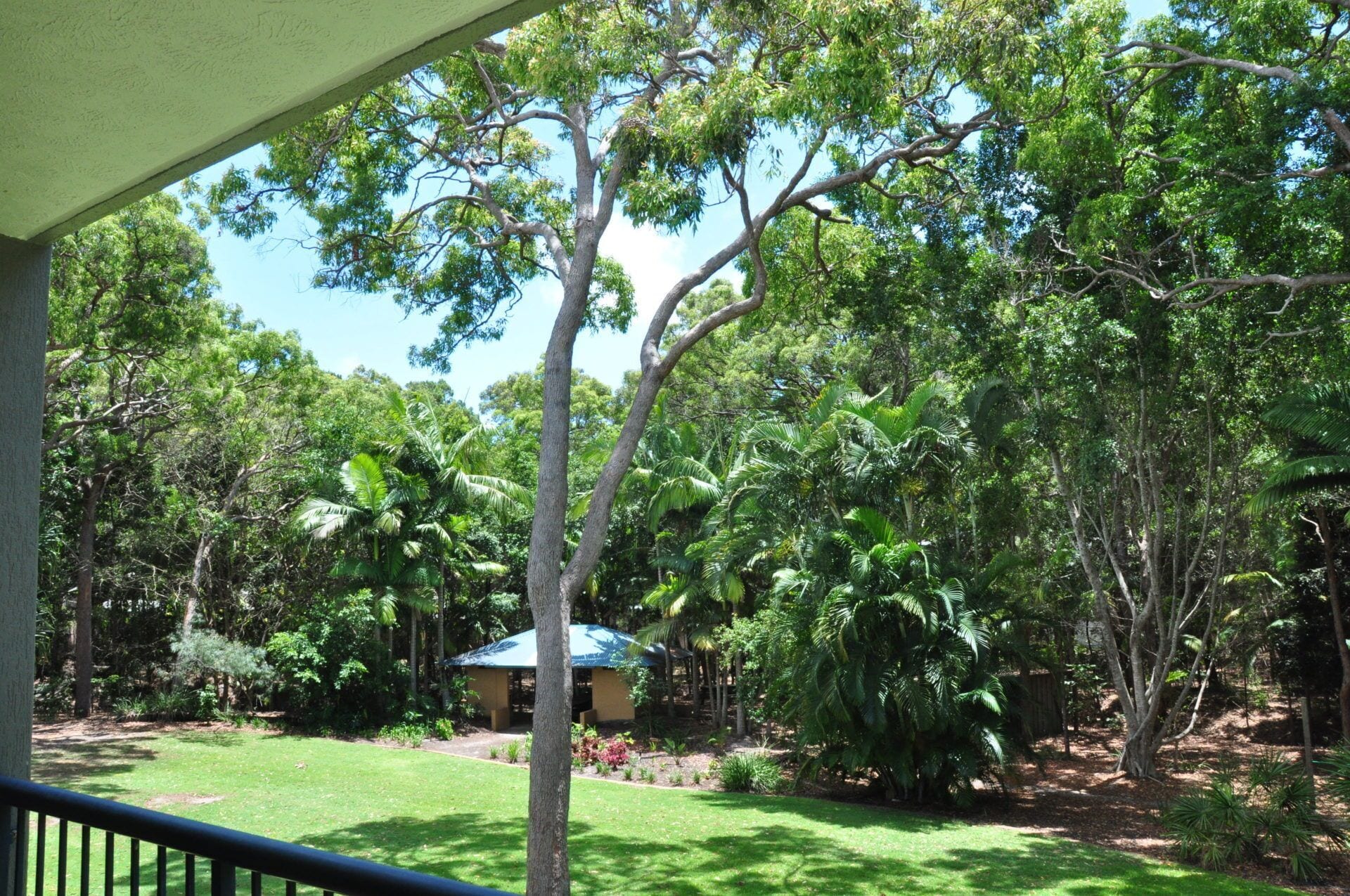 32/15 Rainbow Shores - Unit Overlooking Bushland With Shared Swimming Pool, spa and Tennis Court