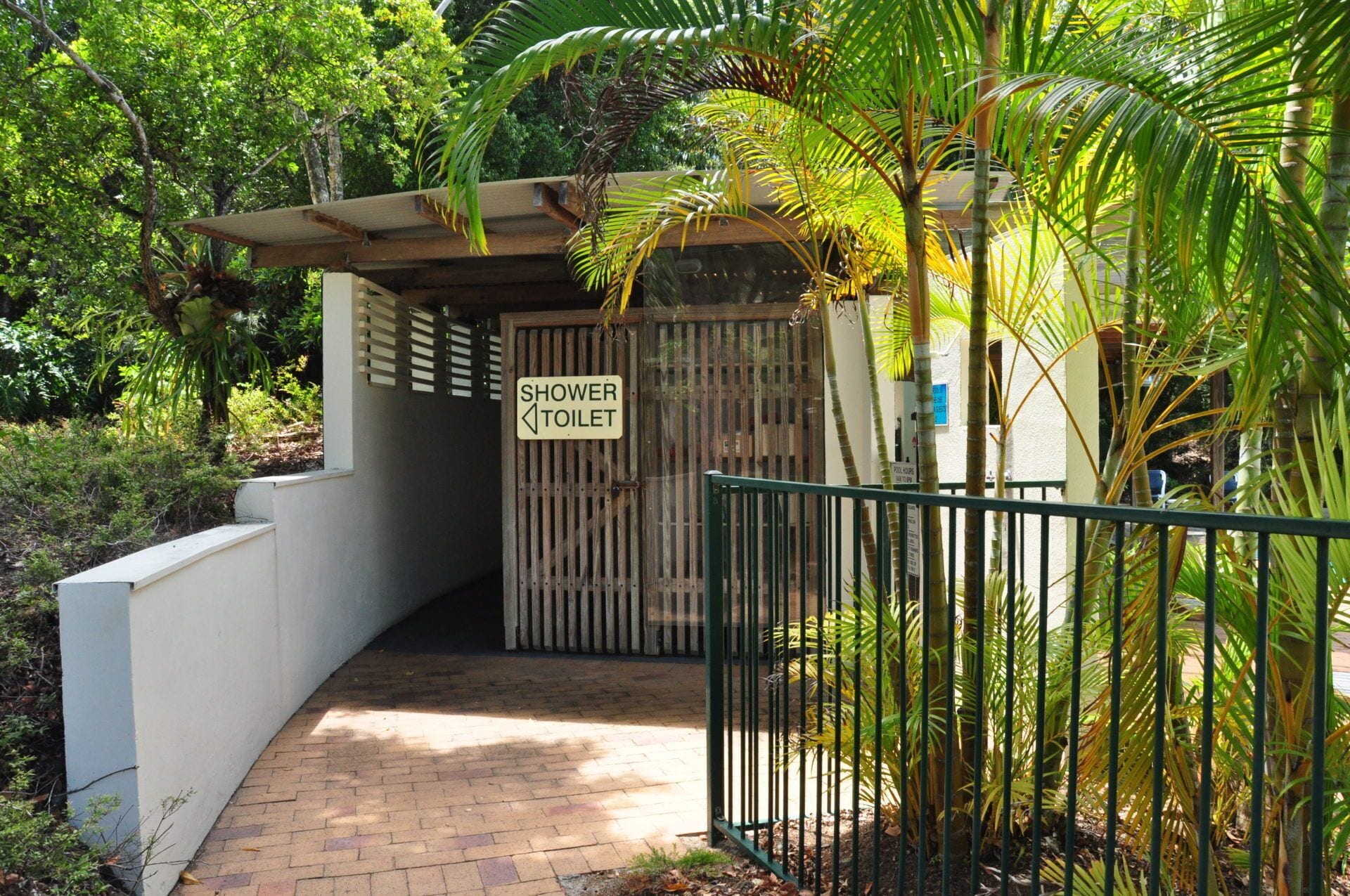 32/15 Rainbow Shores - Unit Overlooking Bushland With Shared Swimming Pool, spa and Tennis Court