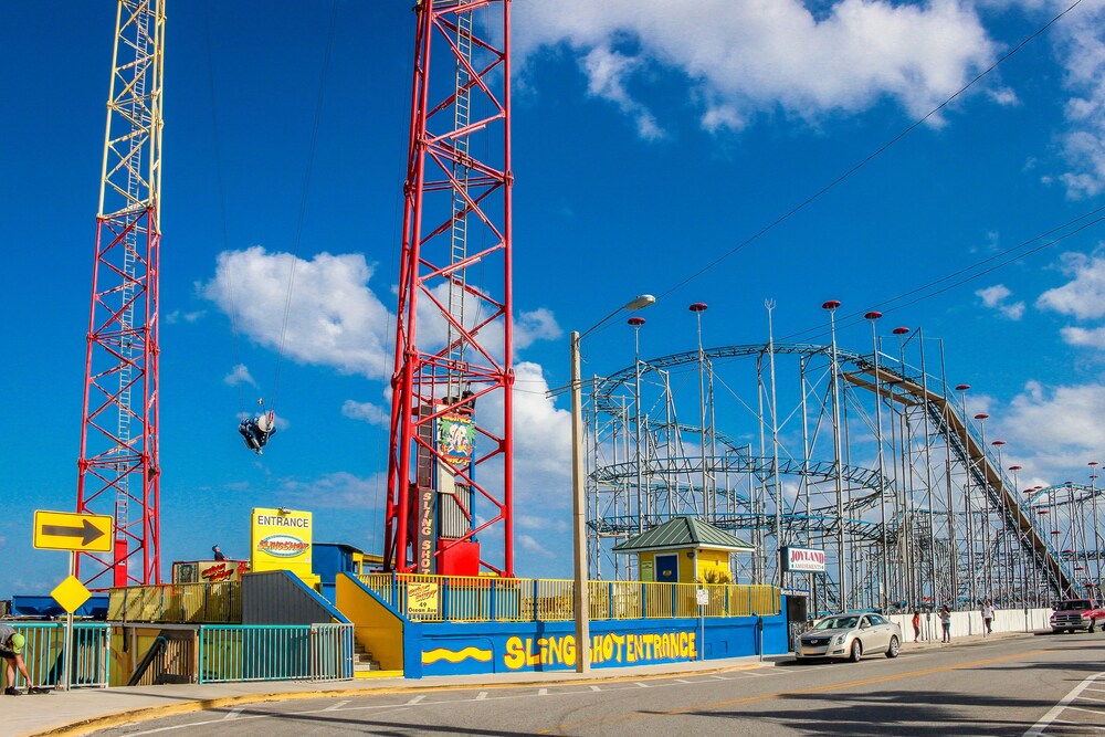 Condo w/ furnished balcony, shared pool, hot tub, game room, gym, & beach access