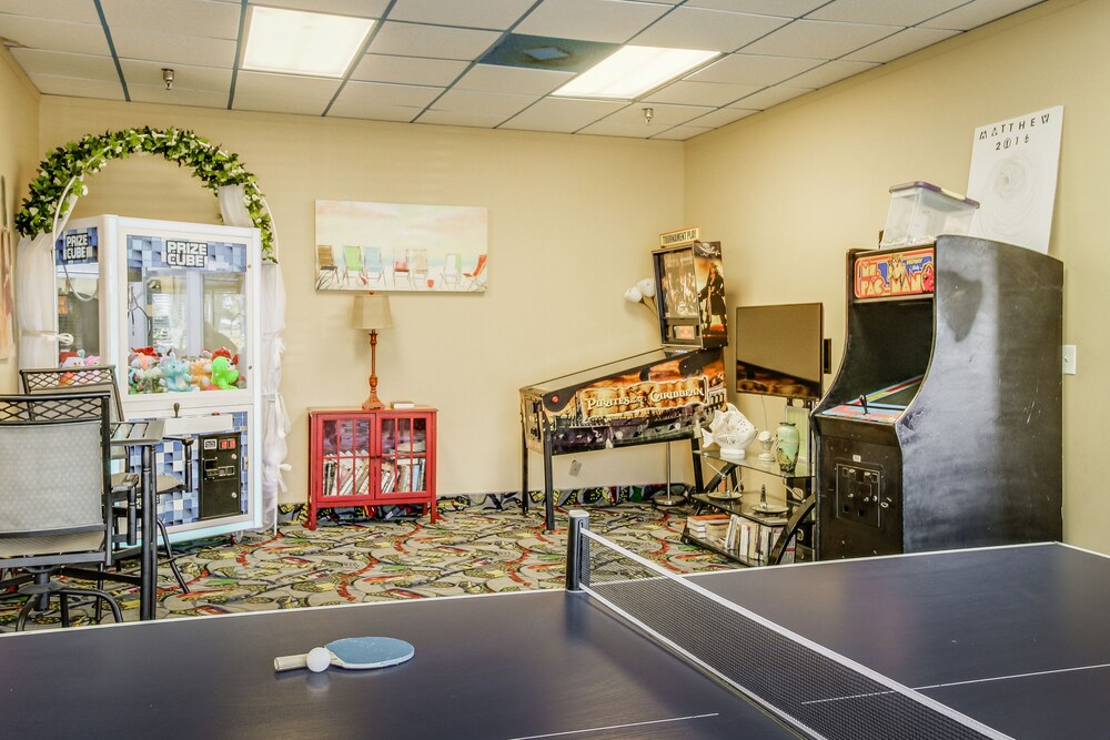 Condo w/ furnished balcony, shared pool, hot tub, game room, gym, & beach access