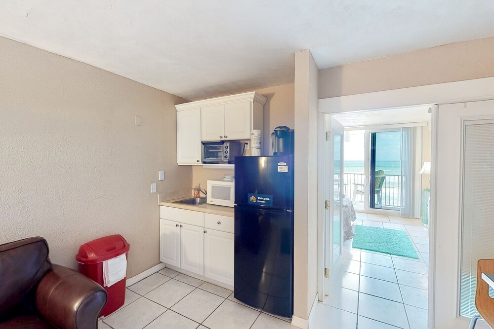 Condo w/ furnished balcony, shared pool, hot tub, game room, gym, & beach access
