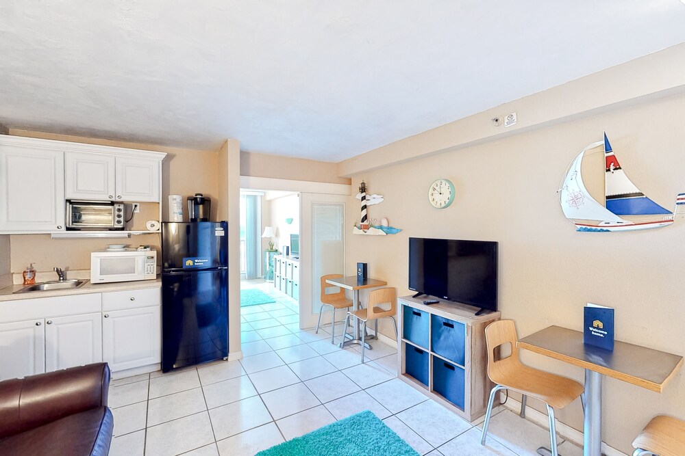 Condo w/ furnished balcony, shared pool, hot tub, game room, gym, & beach access