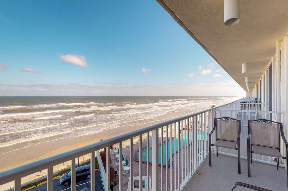 Condo w/ furnished balcony, shared pool, hot tub, game room, gym, & beach access