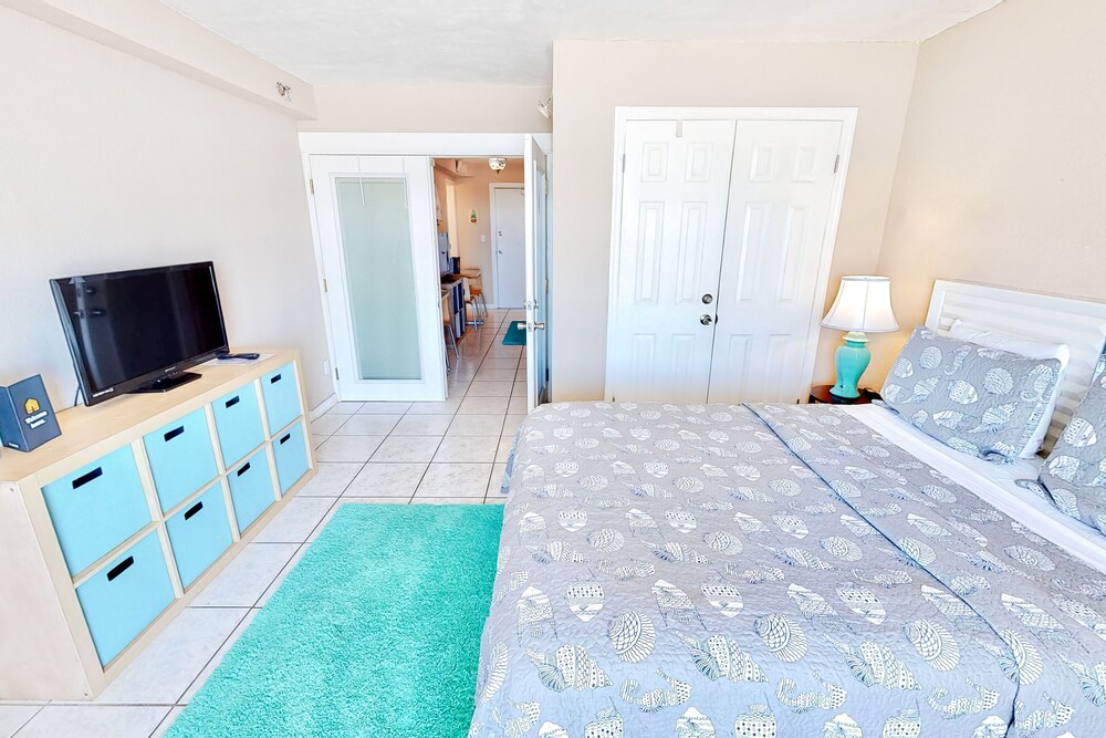 Condo w/ furnished balcony, shared pool, hot tub, game room, gym, & beach access