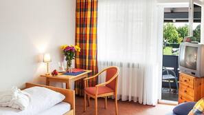 Zimmersafe, Schreibtisch, Verdunkelungsvorhänge, Bettwäsche