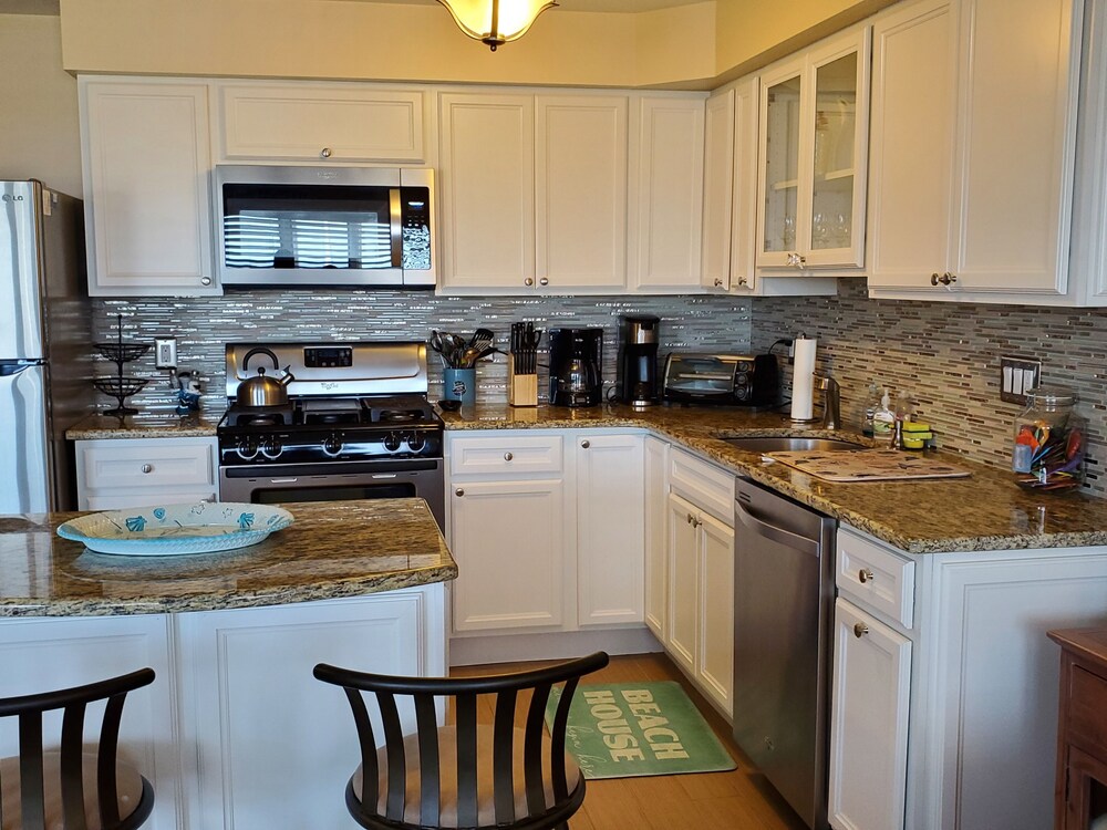 Beach Across The Street! Great Views & Location! Sleeps 10