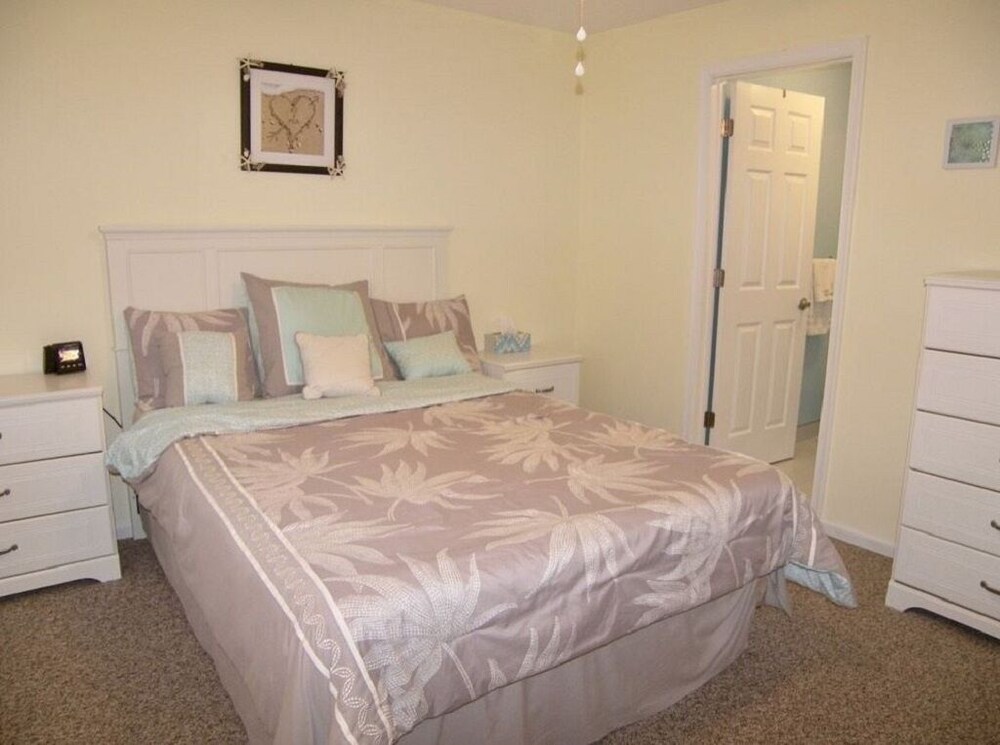 Beach Across The Street! Great Views & Location! Sleeps 10