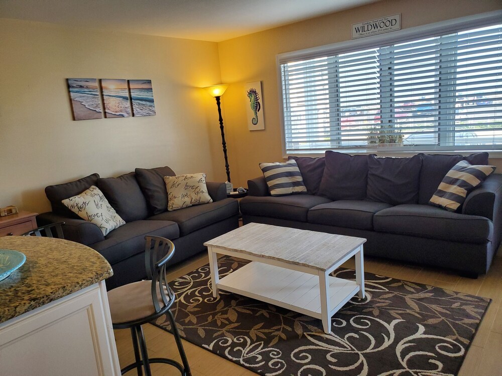 Beach Across The Street! Great Views & Location! Sleeps 10