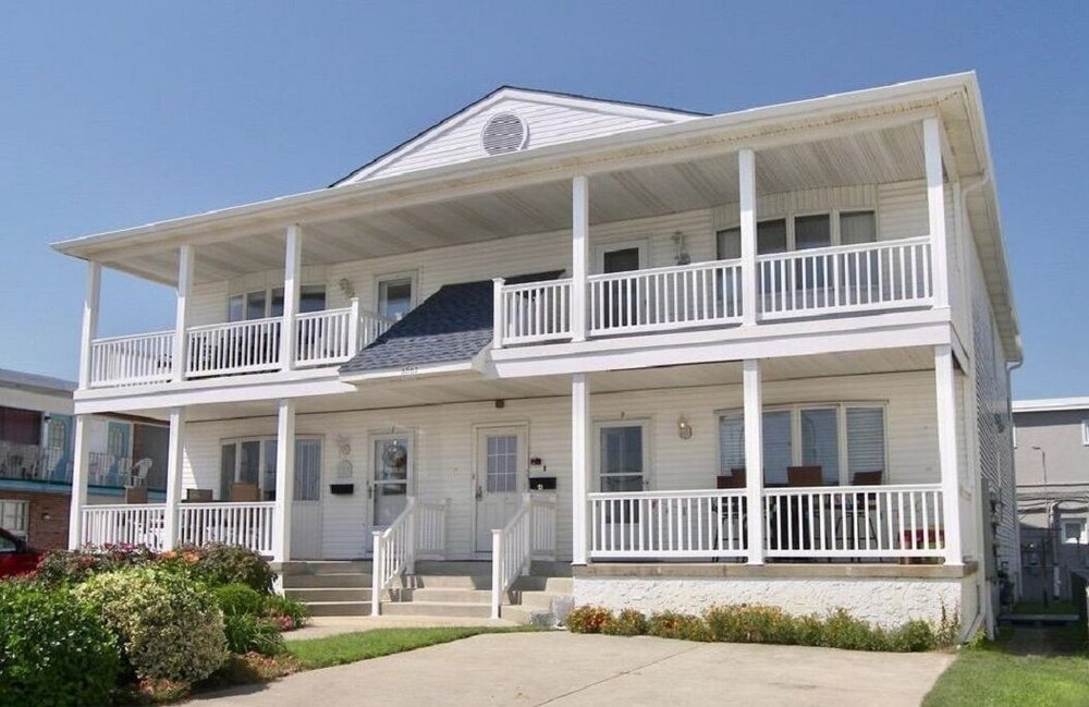 Beach Across The Street! Great Views & Location! Sleeps 10