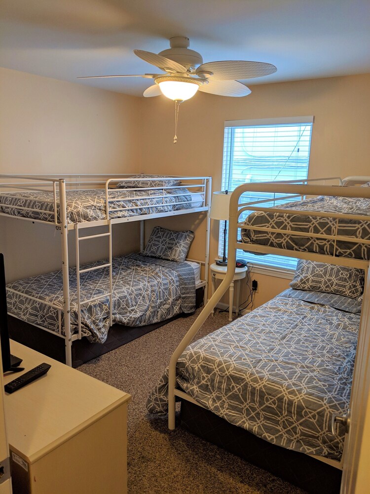 Beach Across The Street! Great Views & Location! Sleeps 10