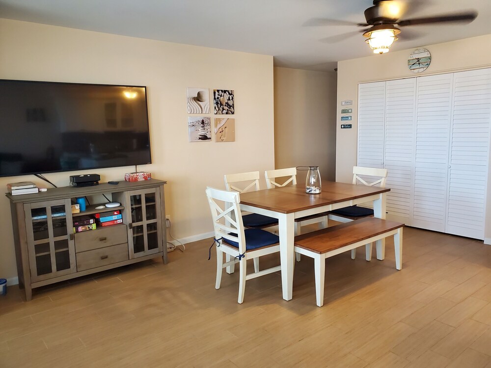 Beach Across The Street! Great Views & Location! Sleeps 10