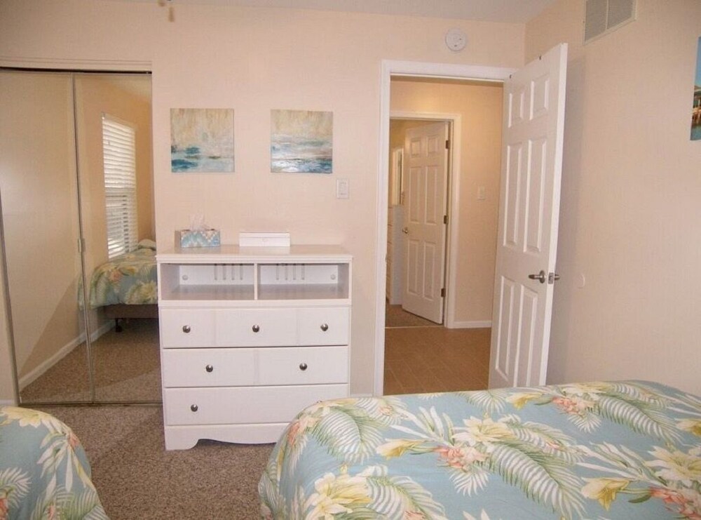 Beach Across The Street! Great Views & Location! Sleeps 10