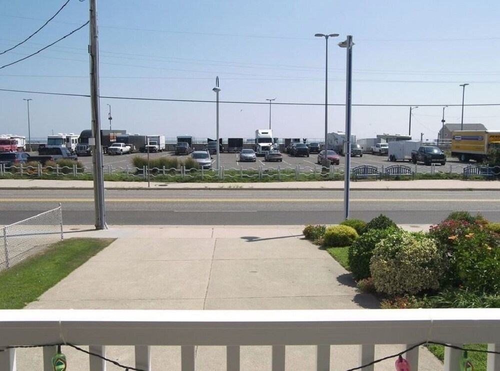 Beach Across The Street! Great Views & Location! Sleeps 10