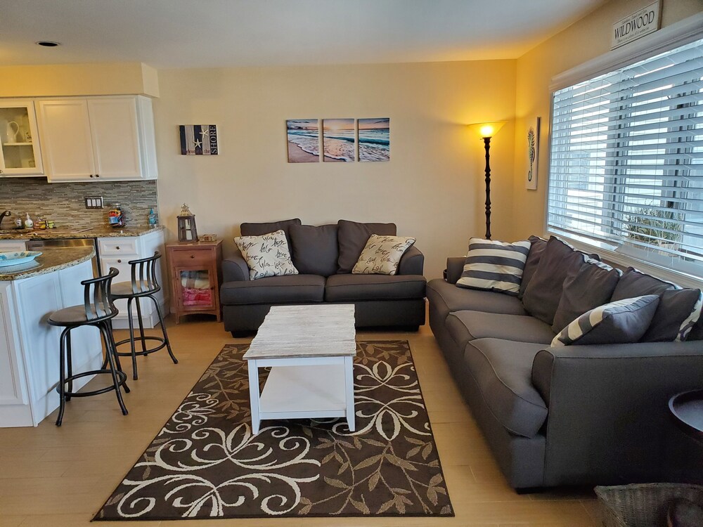 Beach Across The Street! Great Views & Location! Sleeps 10