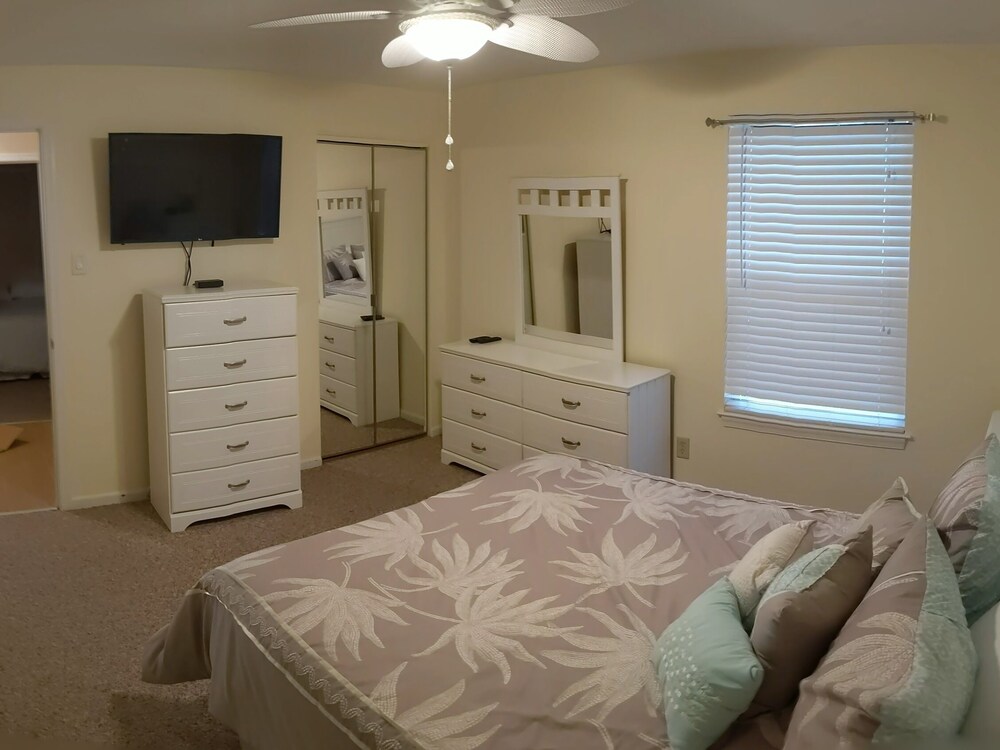 Beach Across The Street! Great Views & Location! Sleeps 10