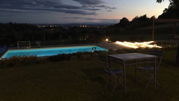 Una piscina al aire libre de temporada, sombrillas, tumbonas