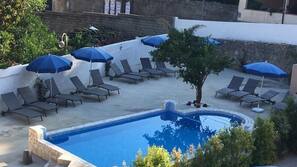 Piscina stagionale all'aperto, ombrelloni da piscina, lettini