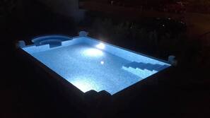Piscina stagionale all'aperto, ombrelloni da piscina, lettini