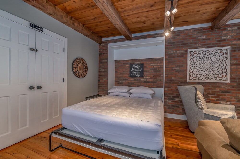 The Loft on Trade Street; Downtown Tryon. Luxuriously renovated!