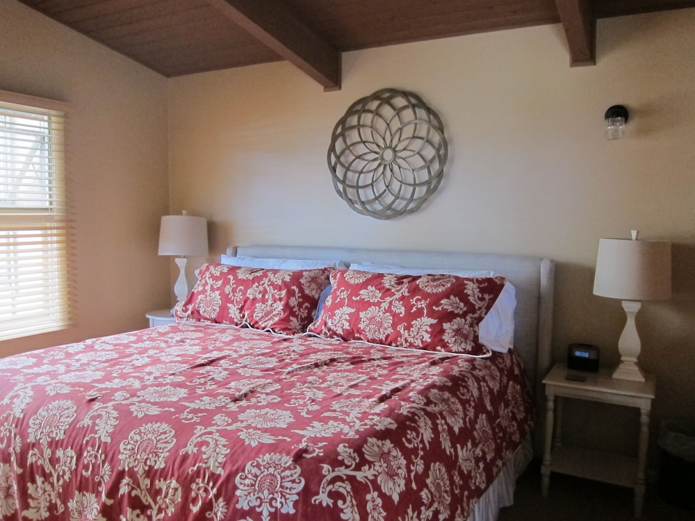 Beautiful North Shore Dr private walk out beach amazing views of the