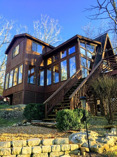 Family-friendly Lakefront Chalet in Warrenton, United States