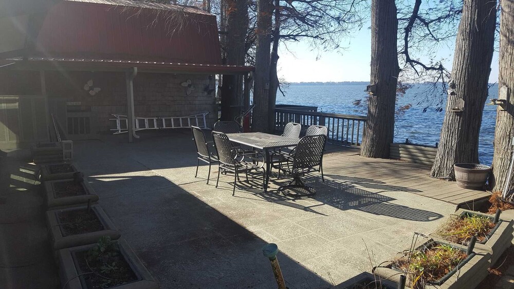 Reelfoot Lakefront 3 Bedroom Cabin, Tons of Space, Enjoy the Fishing, Birds and Deck in Hornbeak