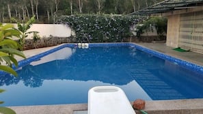 15 outdoor pools, pool loungers