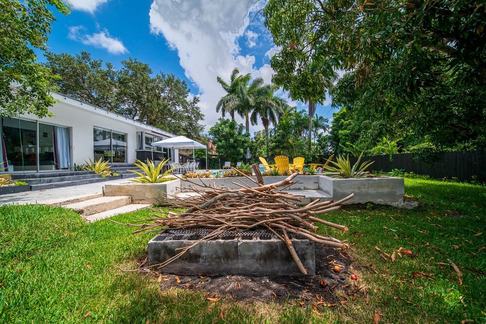 Art Nango tropical pool side retreat.