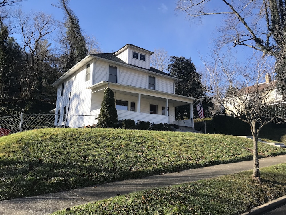 The Gambrel House located in historic Pineville, KY Deals & Reviews