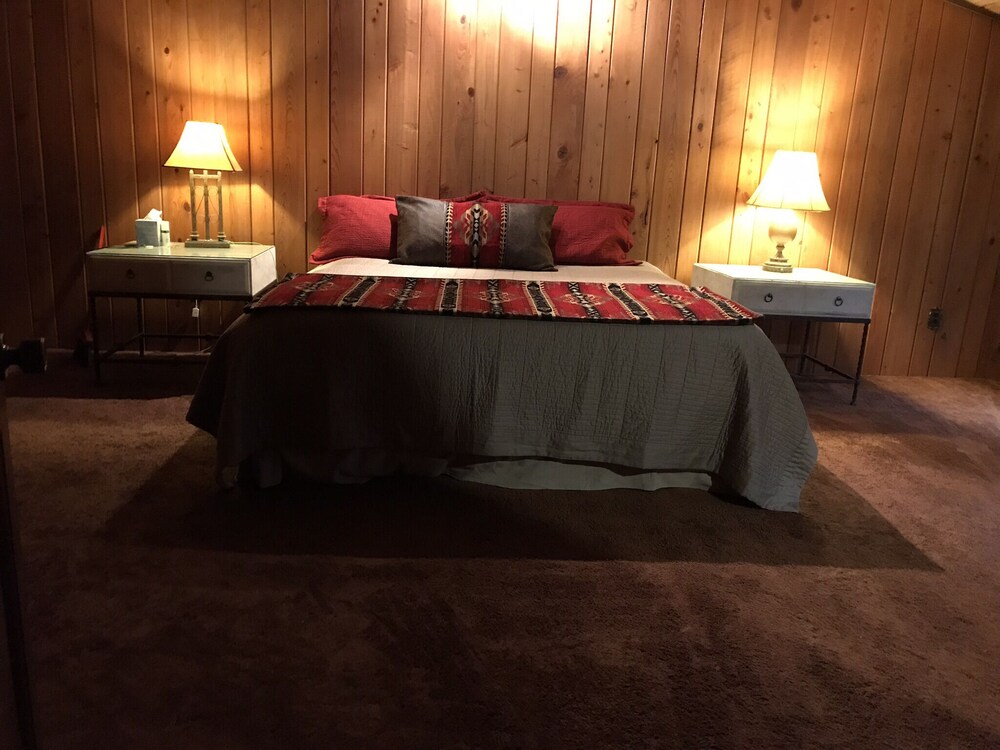 Room, Rustic log cabin with 5 beds in a private setting, minutes Grenada Lake & town. 