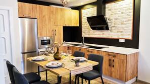 Grand réfrigérateur, micro-ondes, fourneau de cuisine
