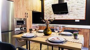 Grand réfrigérateur, micro-ondes, fourneau de cuisine