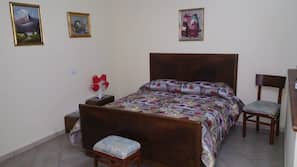 1 bedroom, desk, free WiFi, linens