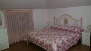 1 bedroom, desk, free WiFi, linens