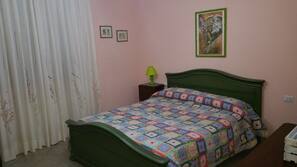 1 bedroom, desk, free WiFi, linens