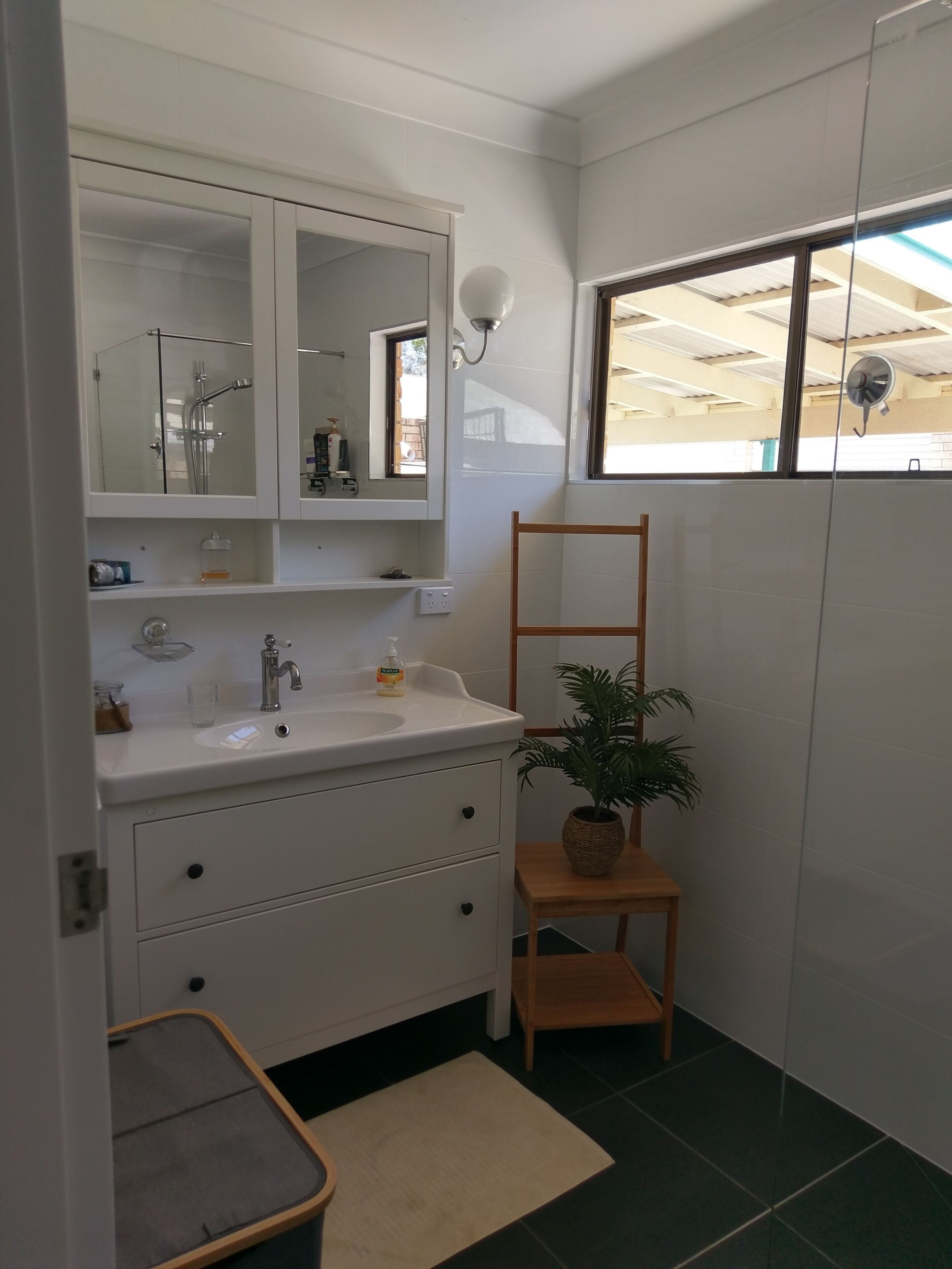 Dolphins, dugongs, migratory birds, fishing, kayaking, beach 300 mtr - Toorbul