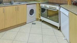 Grand réfrigérateur, micro-ondes, four, fourneau de cuisine