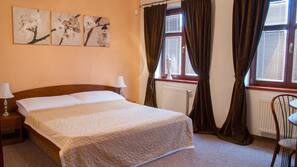 1 slaapkamer, een bureau, verduisterende gordijnen